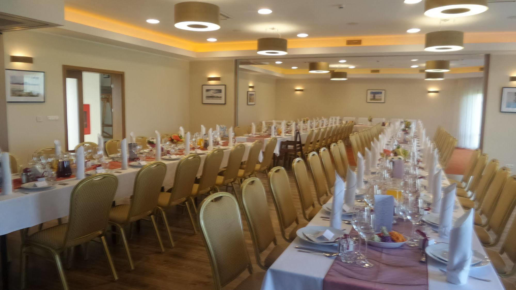 Hotel Daglezja Nad Jeziorem Kornickim Kórnik Dış mekan fotoğraf